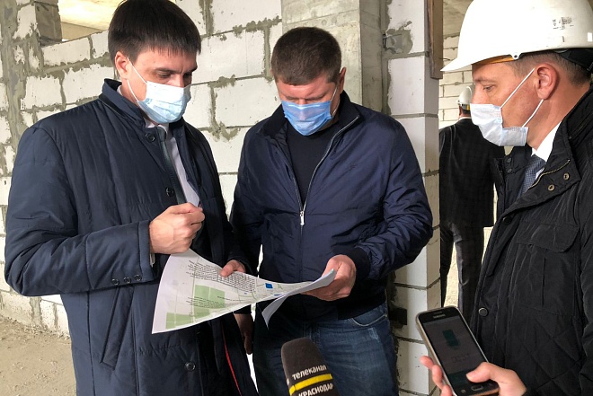 Глава г. Краснодара проинспектировал ход строительства школы вблизи ул. Командорской
